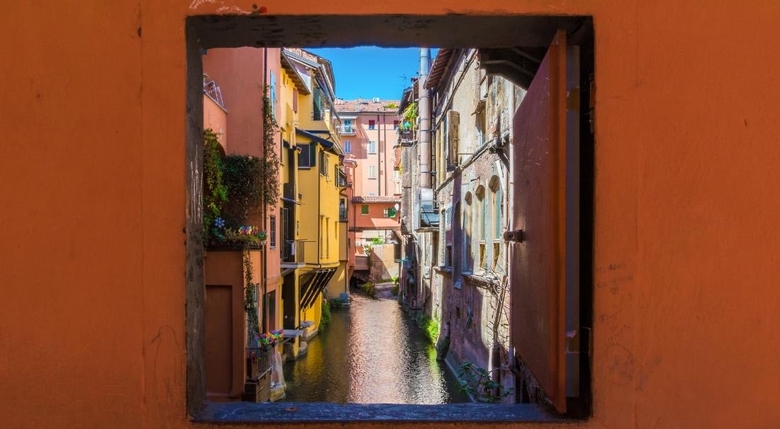 bologna, finestrella di via piella
